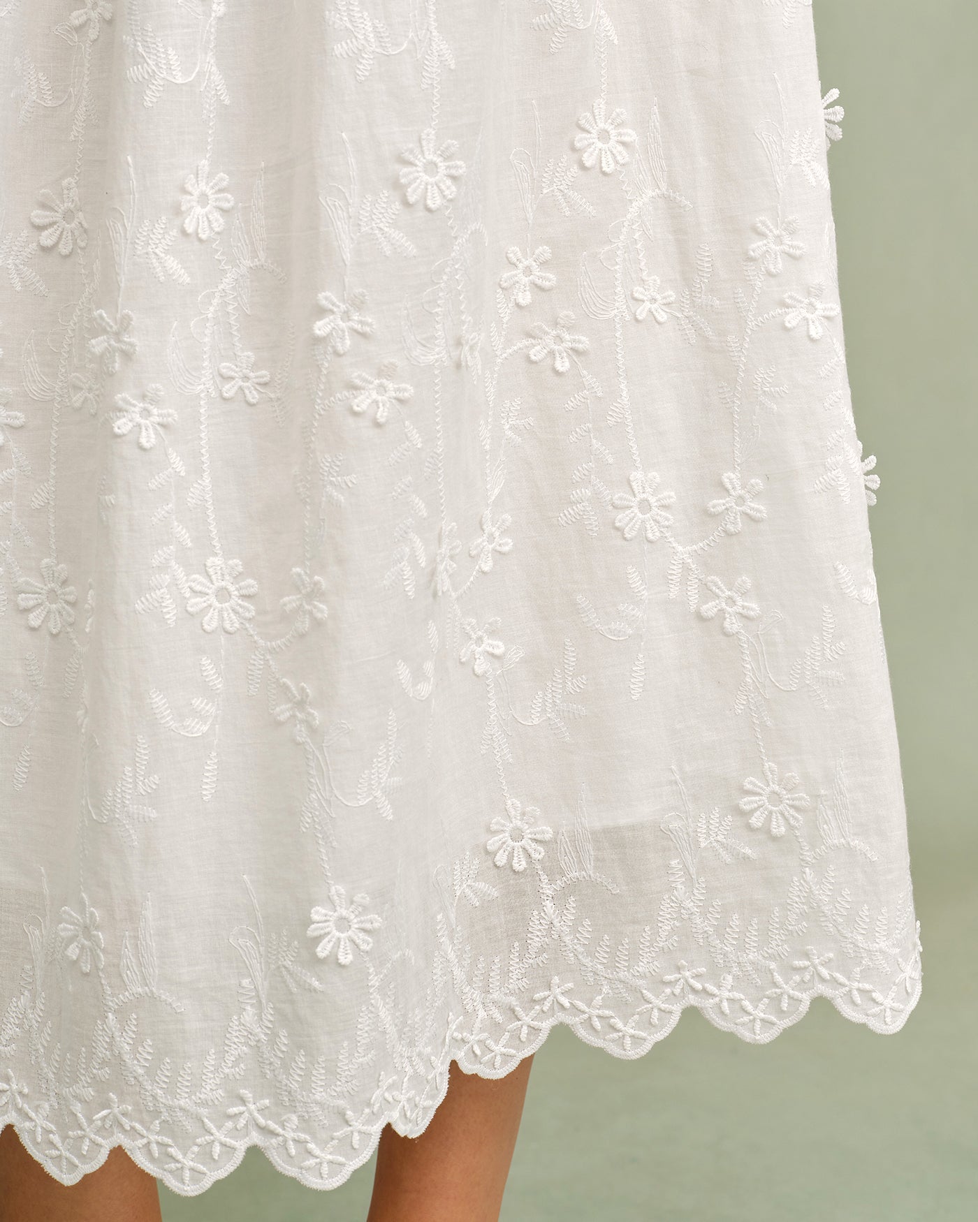 Vestido midi floral blanco con cuello redondo