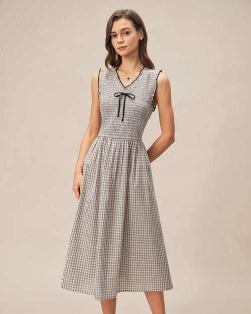 Vestido midi con cuello de pico y estampado de cuadros en negro