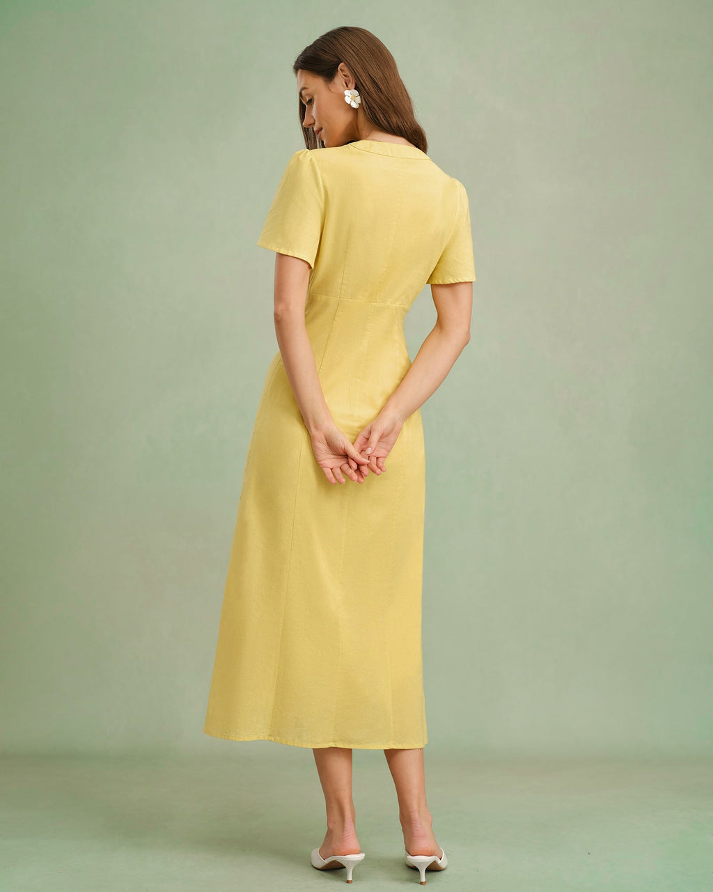 Vestido midi con botones y cuello de pico amarillo