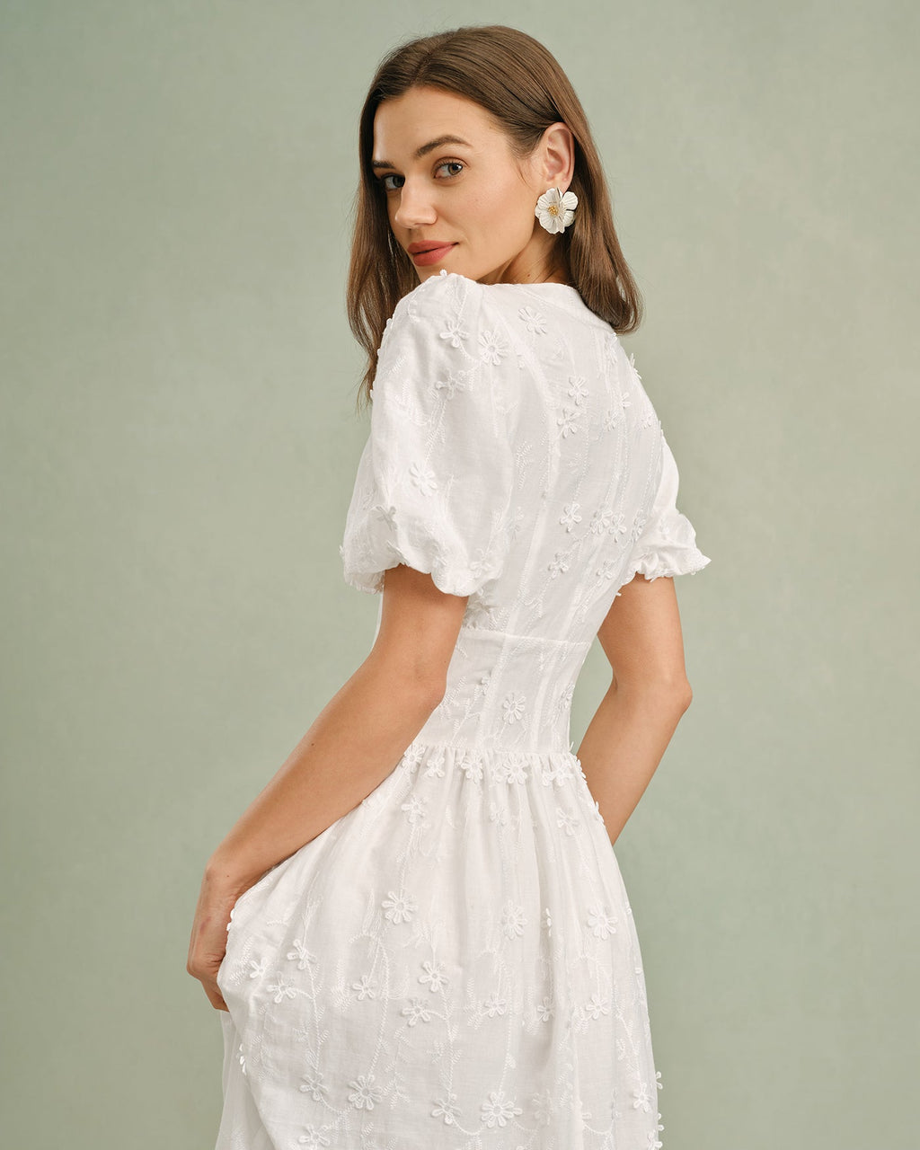 Vestido midi floral blanco con cuello redondo