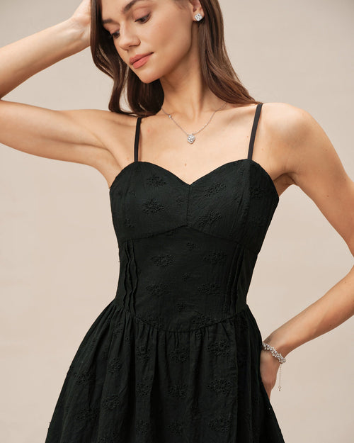 Minivestido negro con escote corazón