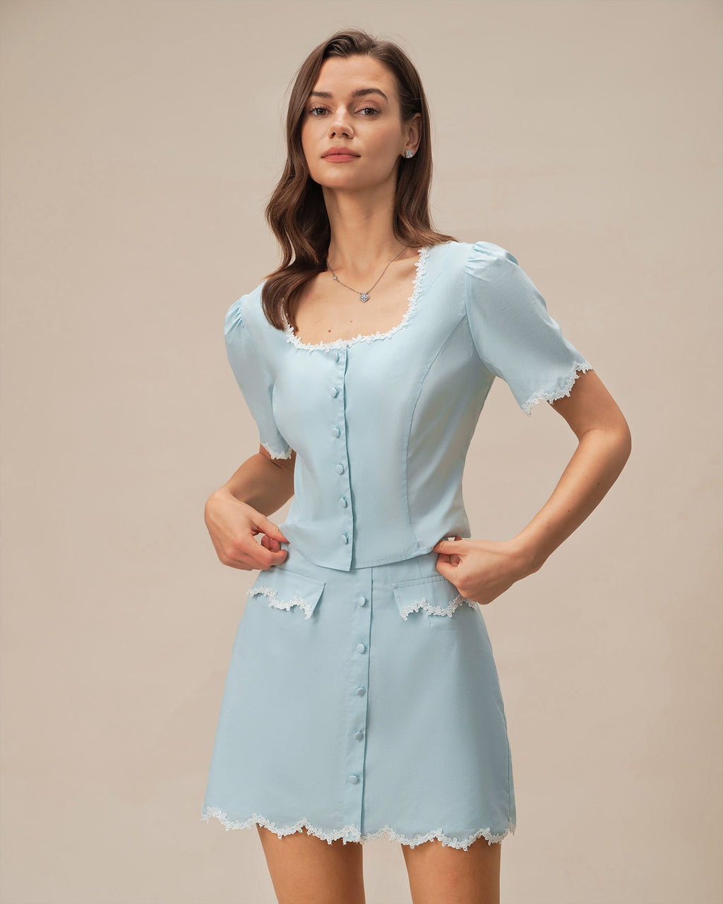 Camisa azul claro de encaje con botones y cuello cuadrado