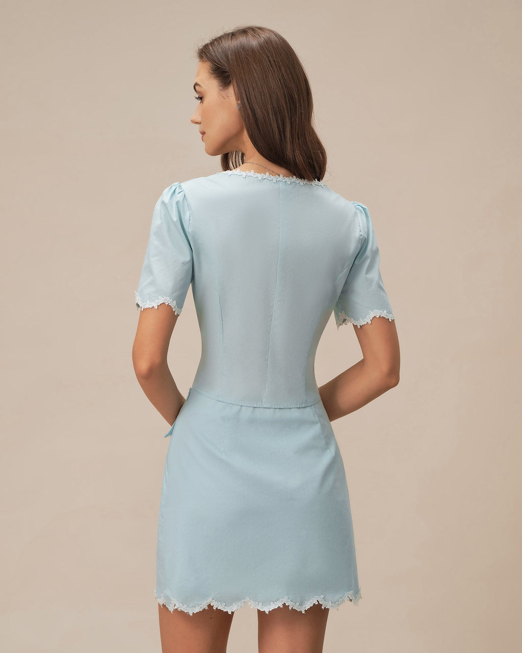 Camisa azul claro de encaje con botones y cuello cuadrado