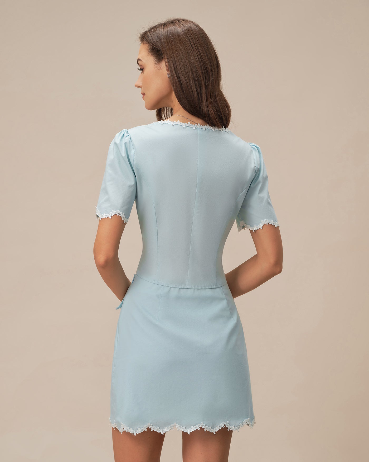 Camisa azul claro de encaje con botones y cuello cuadrado
