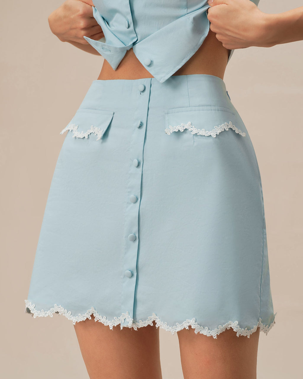 Minifalda vaquera de encaje azul claro con botones y bolsillos