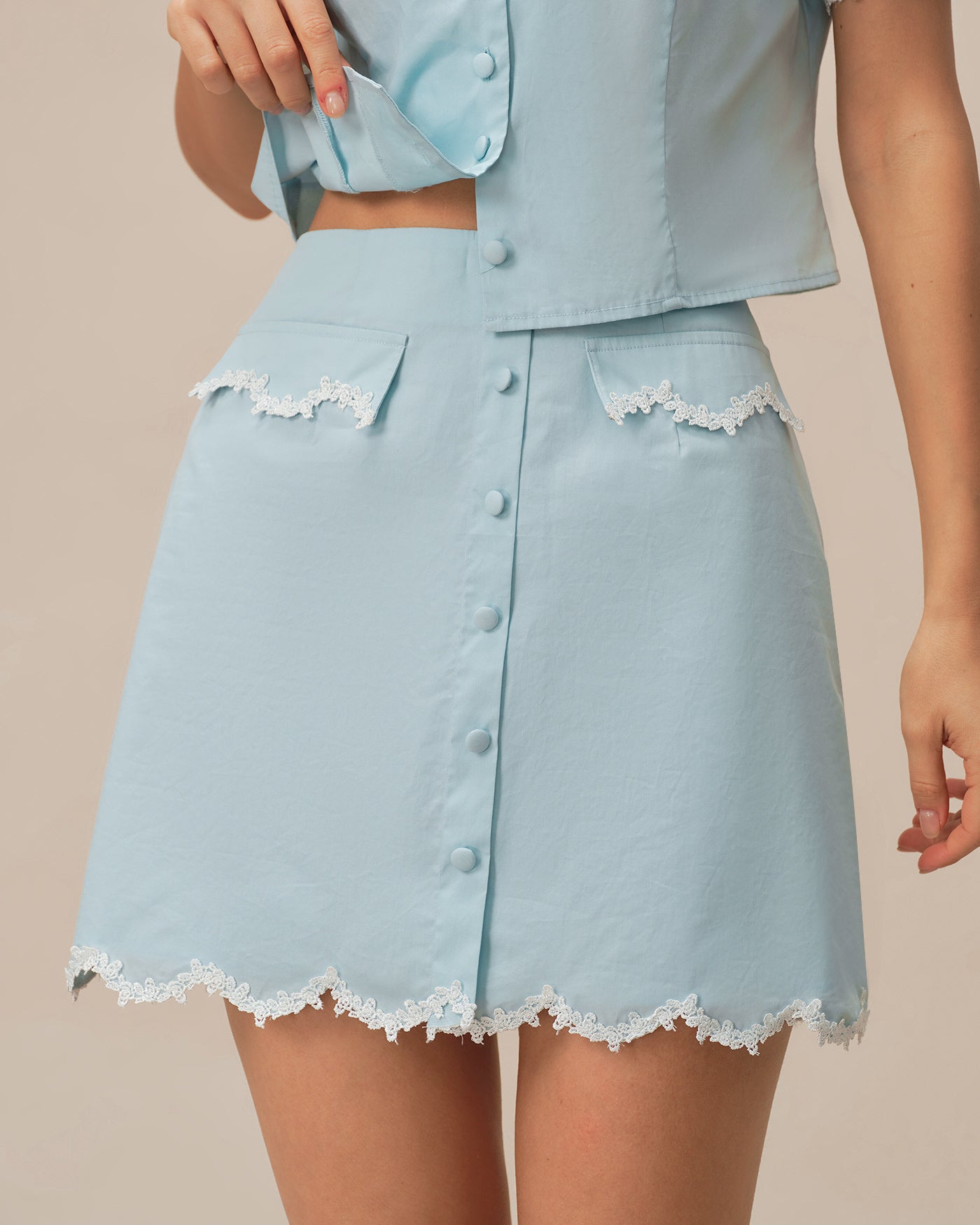 Minifalda vaquera de encaje azul claro con botones y bolsillos