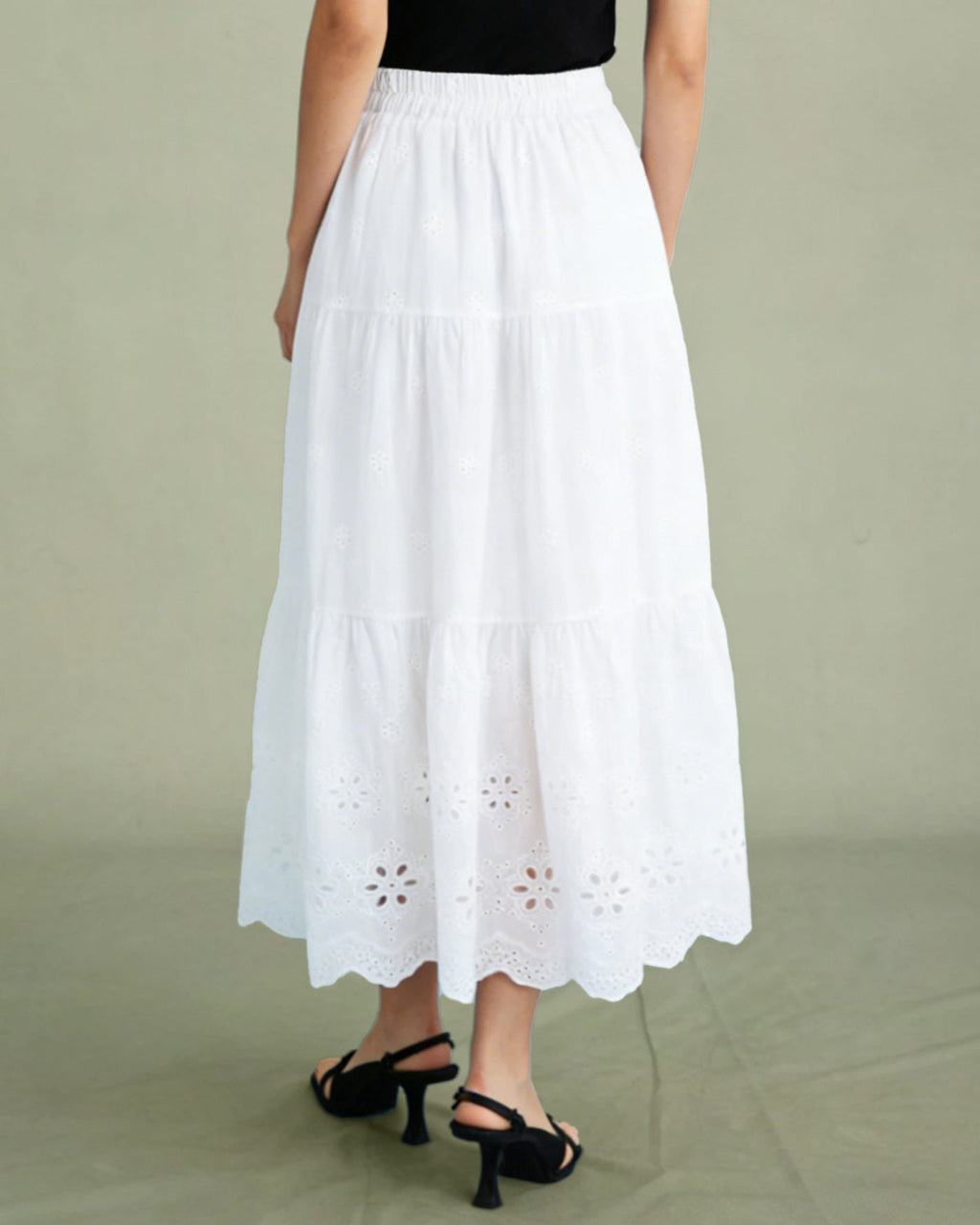 Falda midi blanca texturizada con diseño floral
