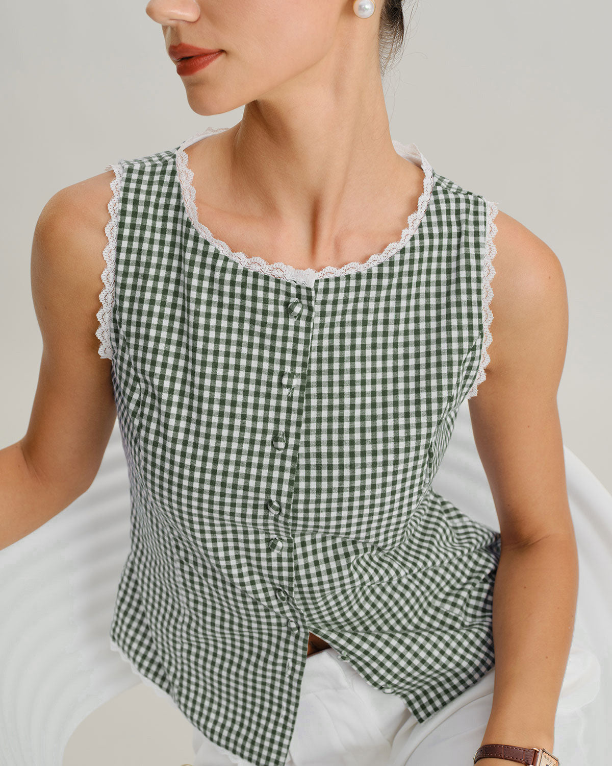 Top sin mangas verde con cuello barco y estampado a cuadros