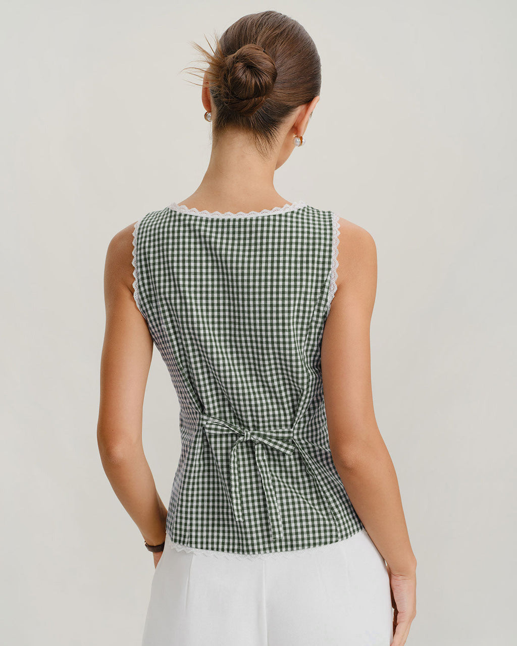 Top sin mangas verde con cuello barco y estampado a cuadros