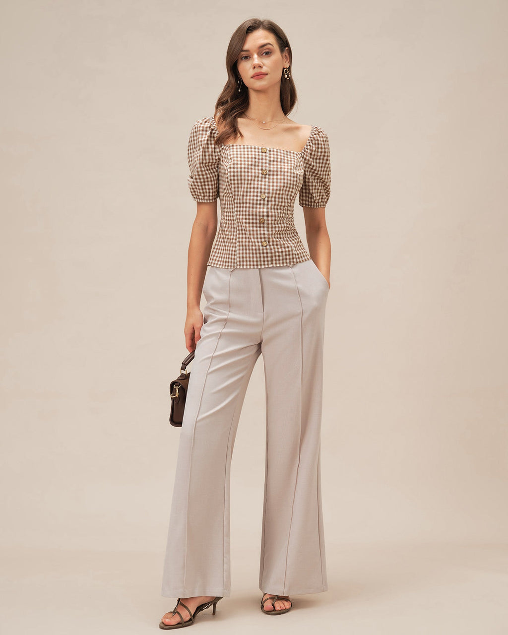 Blusa a cuadros marrón con cuello cuadrado y mangas abullonadas