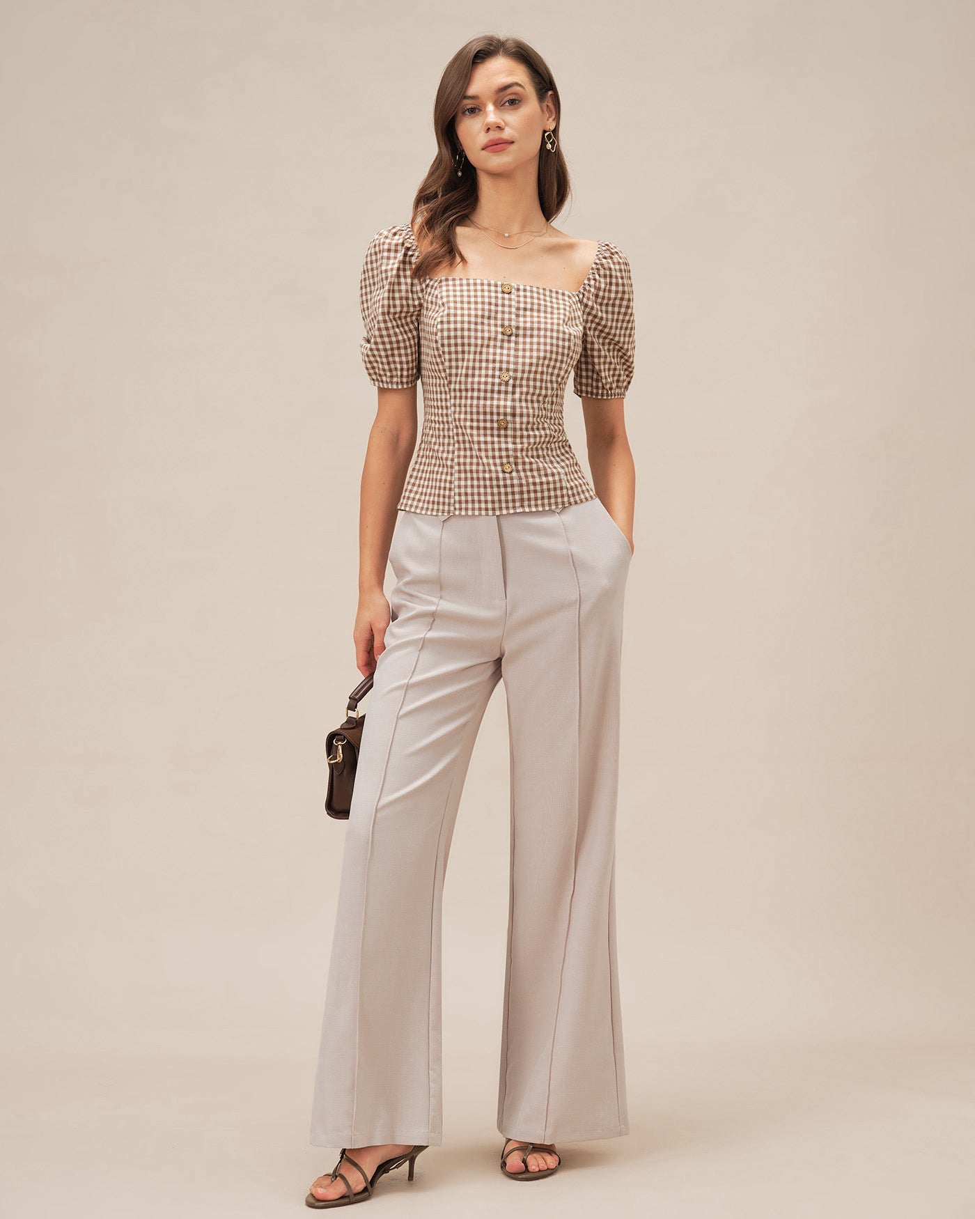 Blusa a cuadros marrón con cuello cuadrado y mangas abullonadas