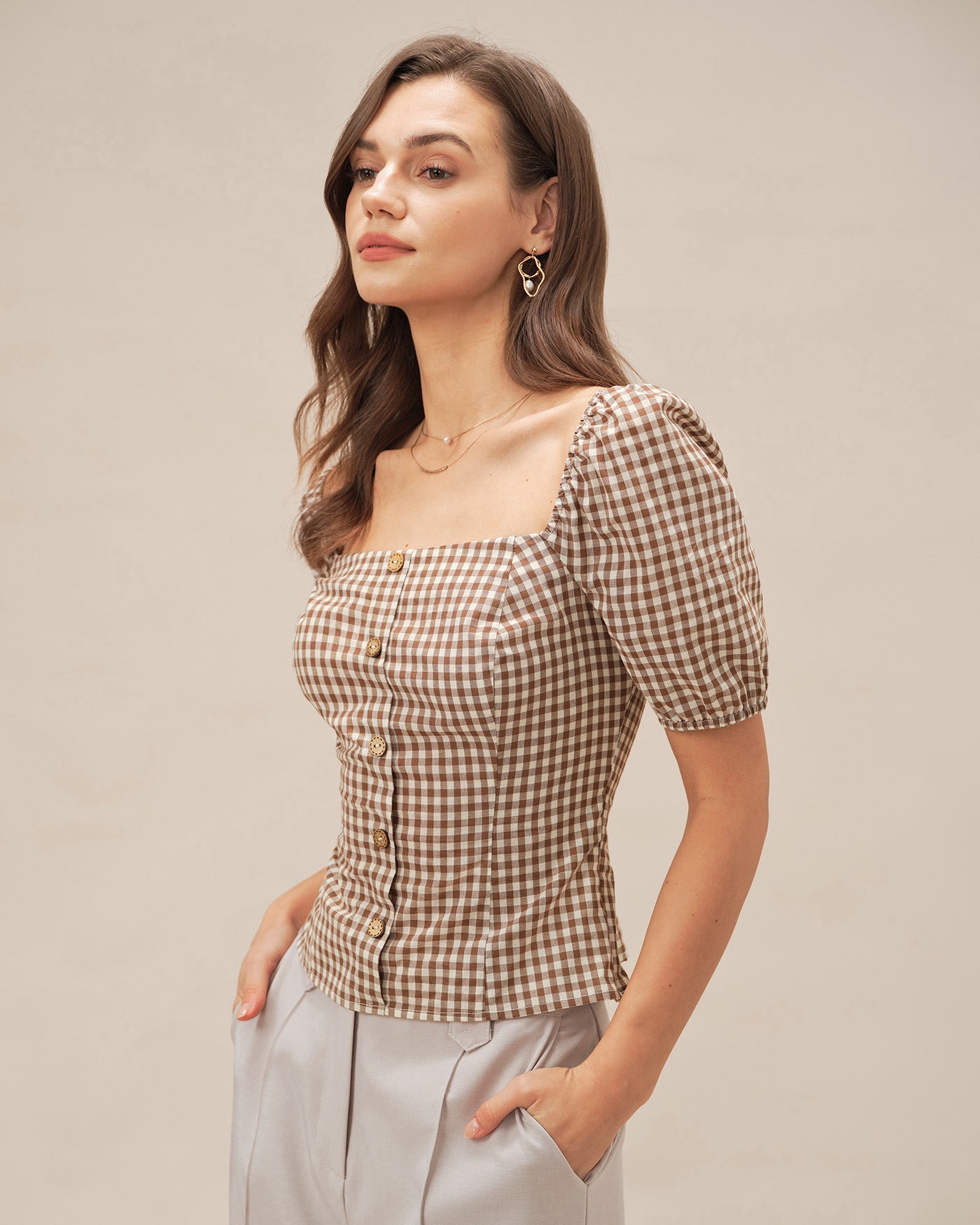 Blusa a cuadros marrón con cuello cuadrado y mangas abullonadas