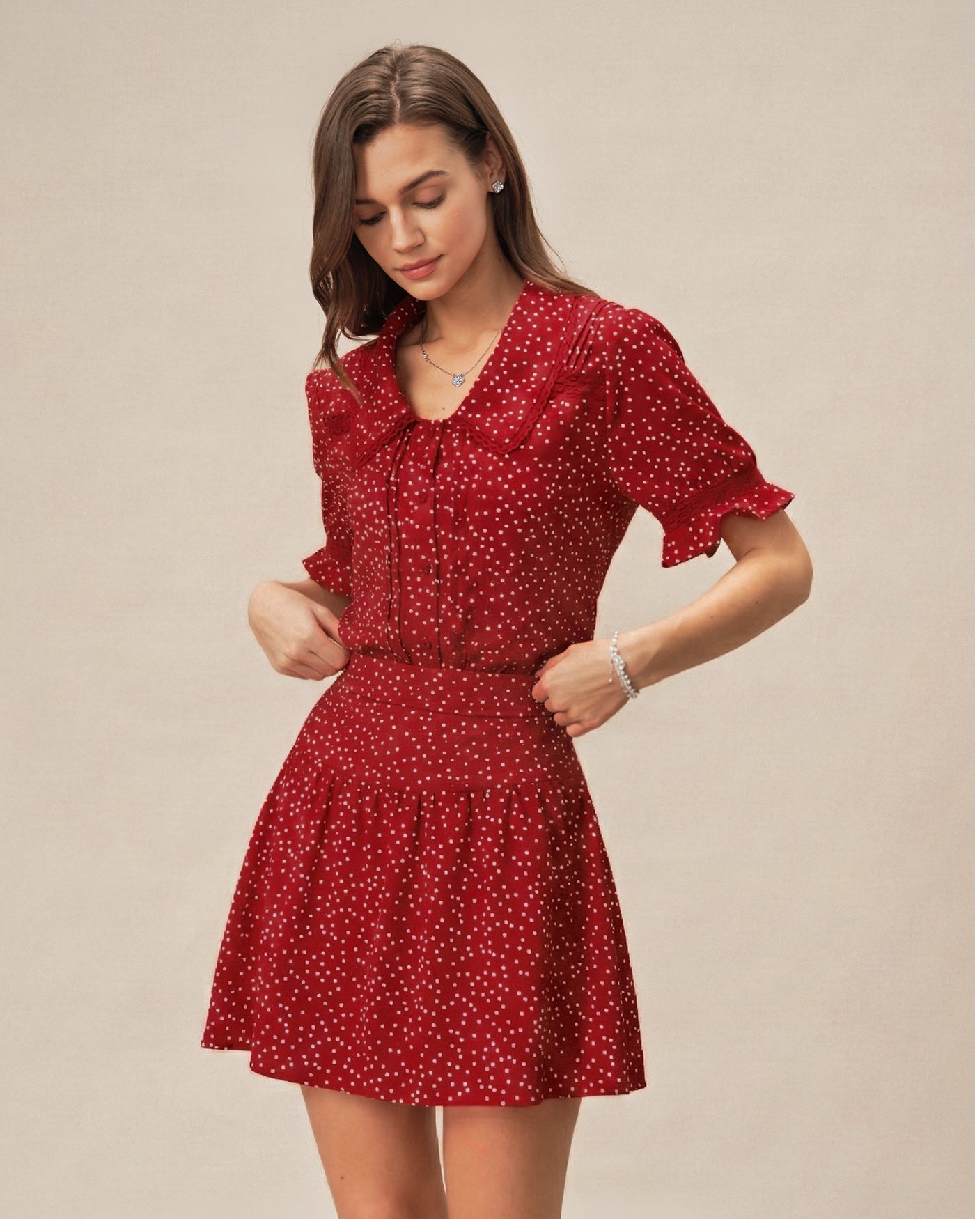 Blusa roja con cuello de lunares y mangas abullonadas