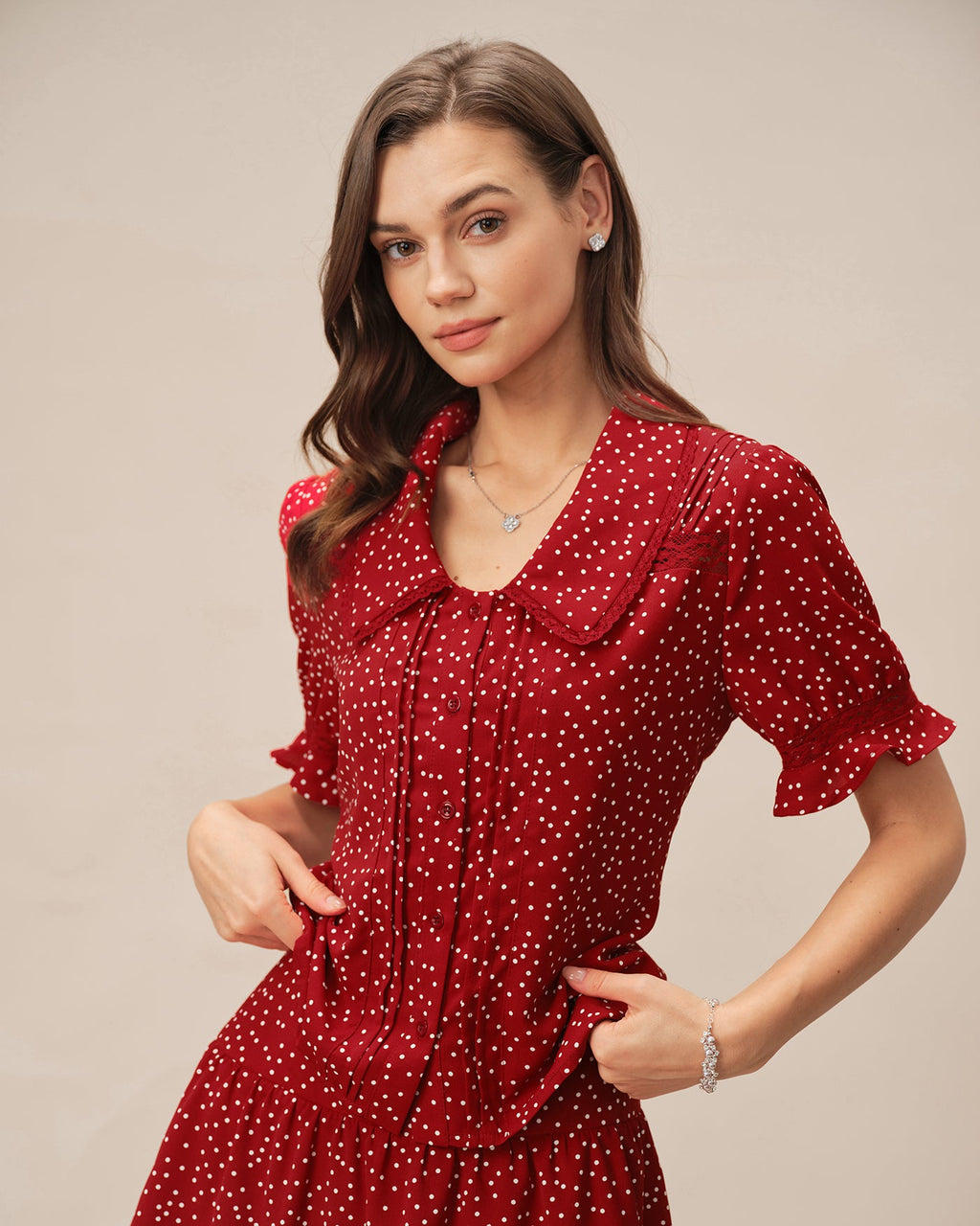 Blusa roja con cuello de lunares y mangas abullonadas