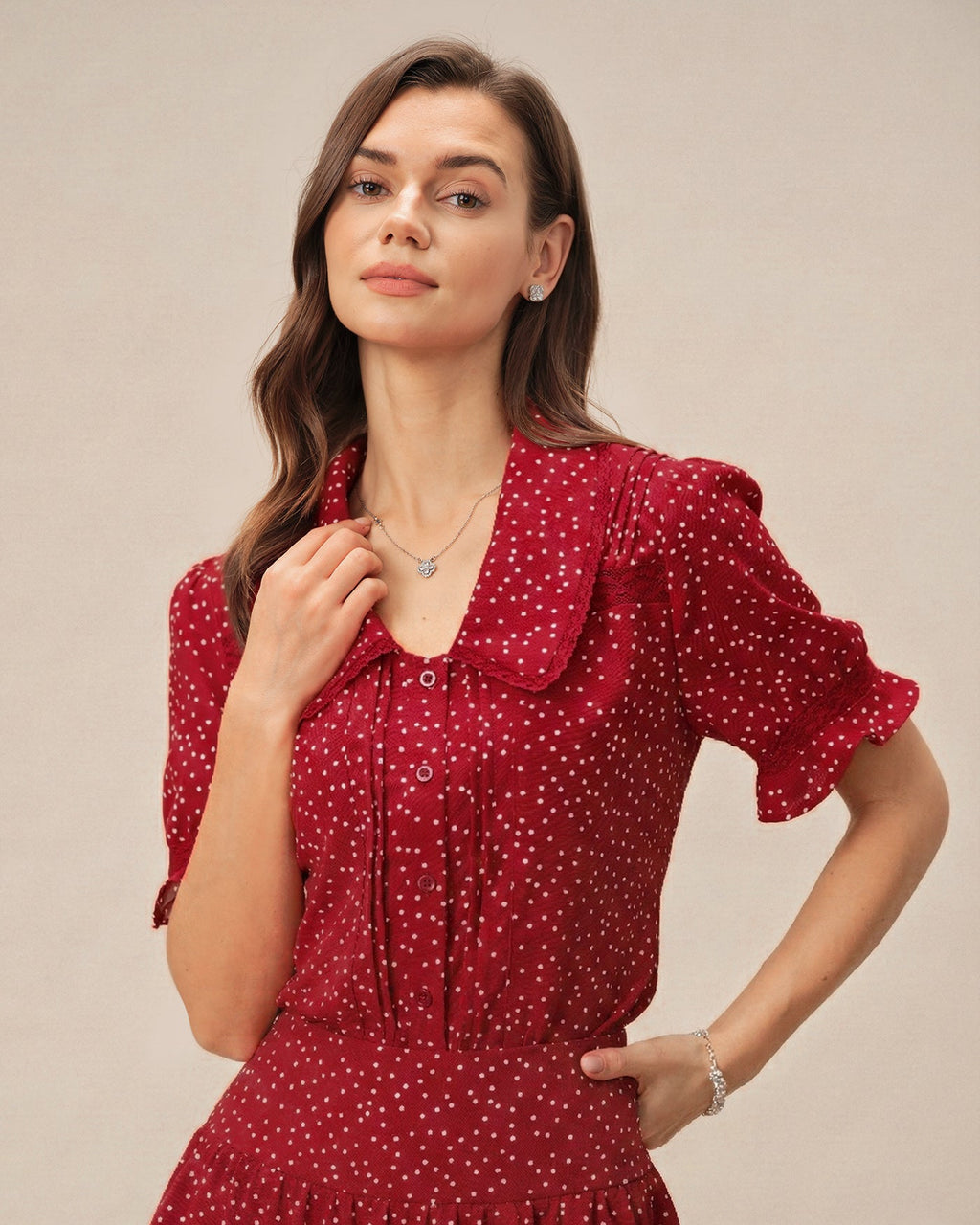 Blusa roja con cuello de lunares y mangas abullonadas