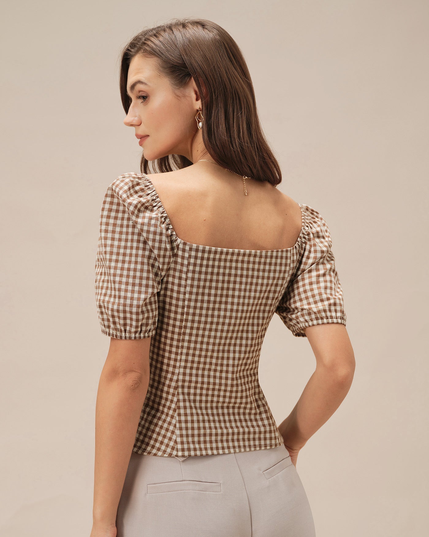 Blusa a cuadros marrón con cuello cuadrado y mangas abullonadas