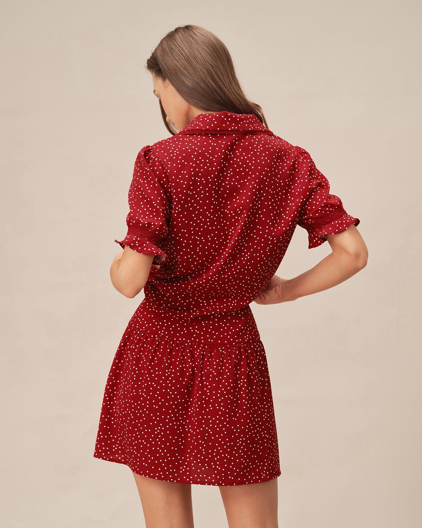 Blusa roja con cuello de lunares y mangas abullonadas