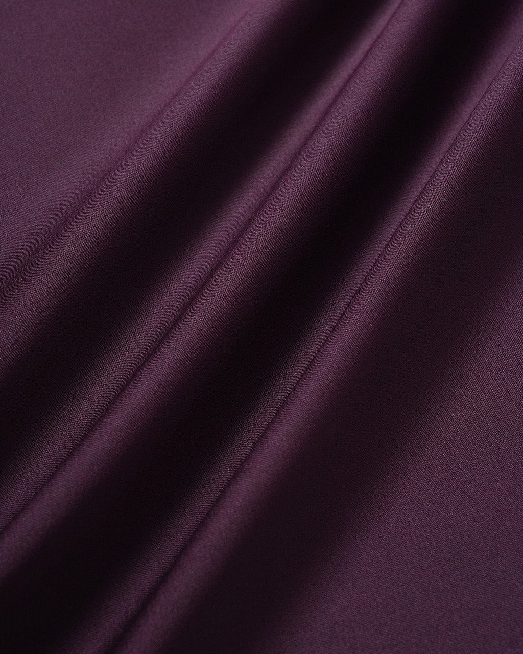 Vestido maxi de satén con cuello vuelto morado