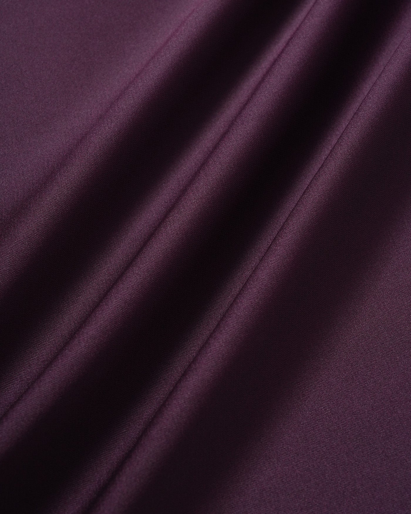 Vestido maxi de satén con cuello vuelto morado