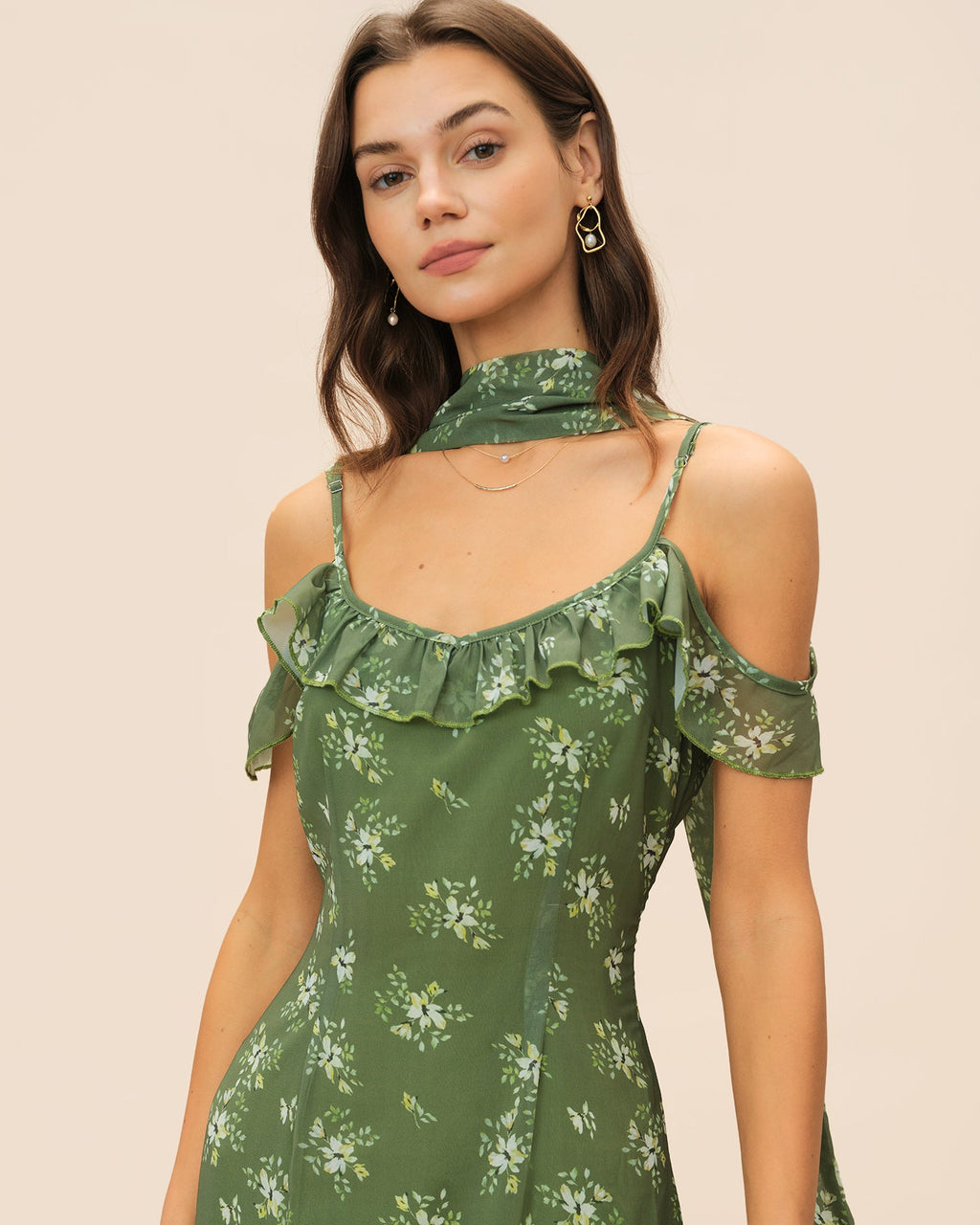 Vestido maxi verde con cuello en V y volantes florales