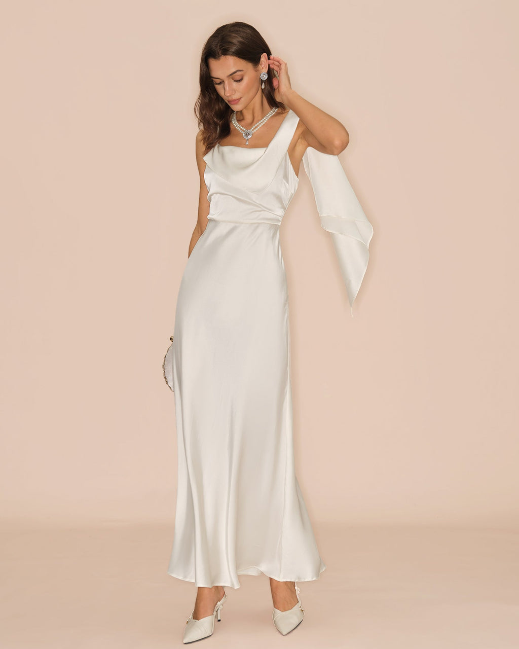 Vestido largo de raso con escote cuadrado color blanco roto