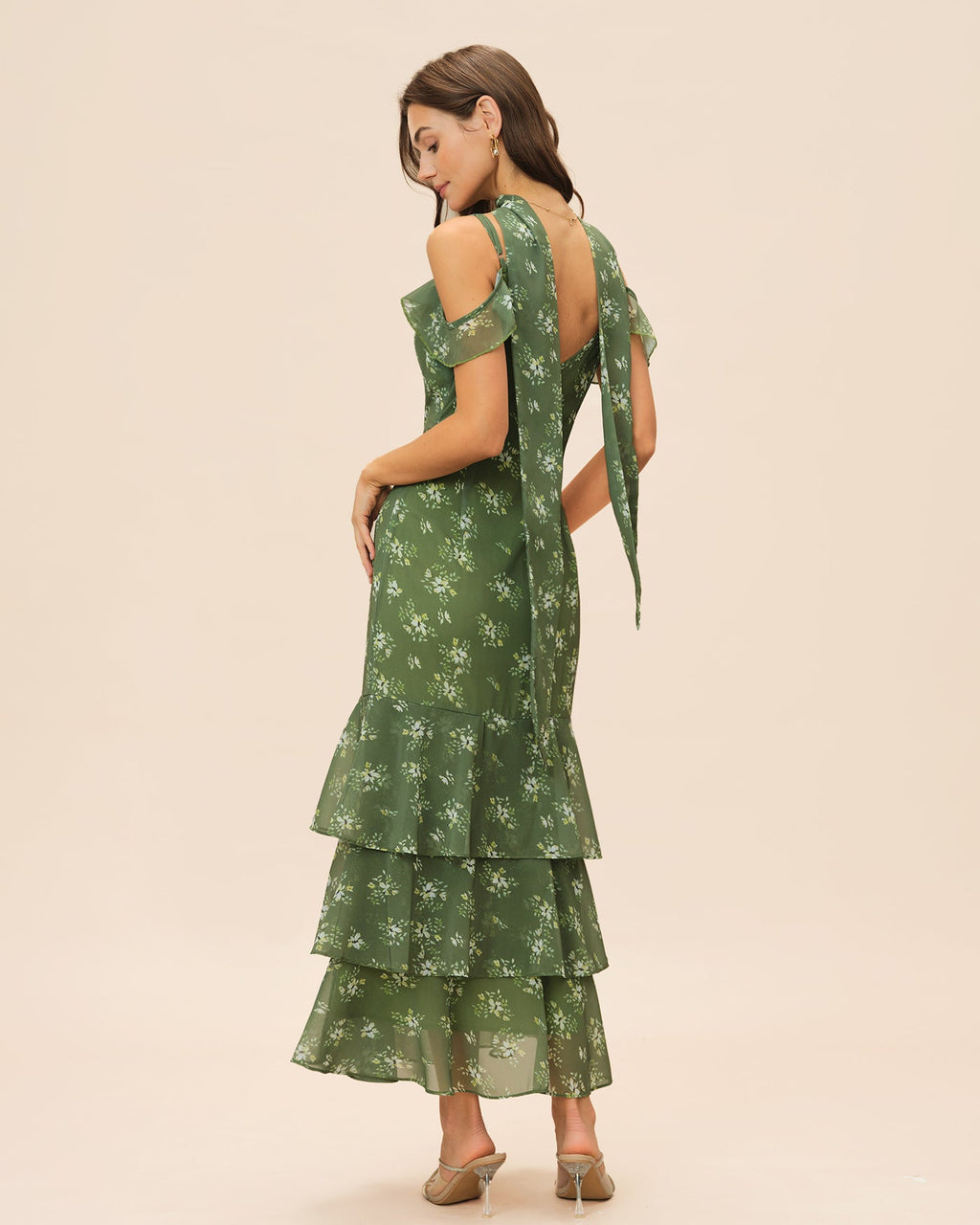 Vestido maxi verde con cuello en V y volantes florales