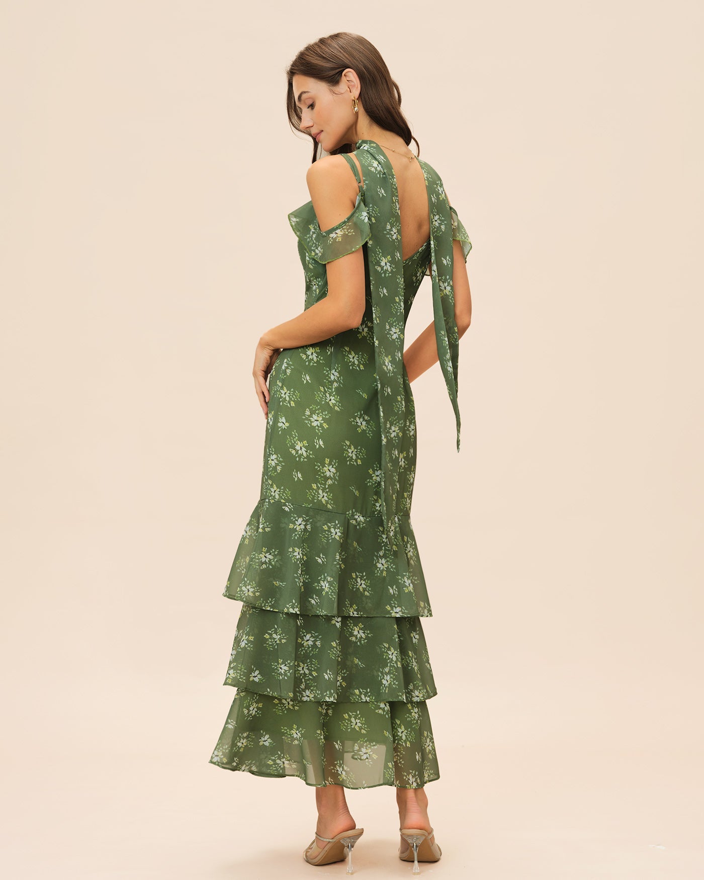 Vestido maxi verde con cuello en V y volantes florales