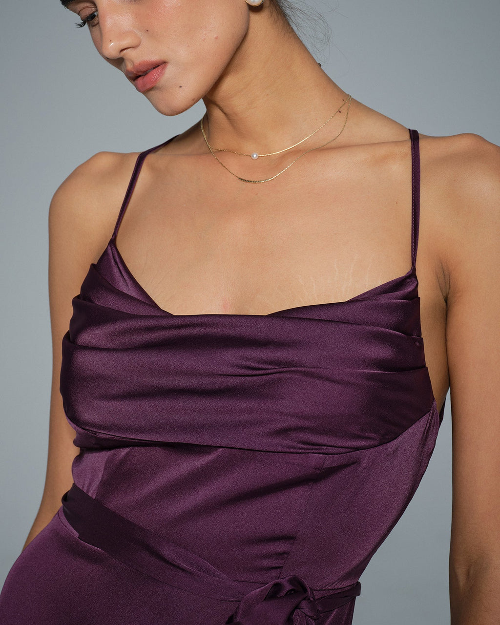 Vestido maxi de satén con cuello vuelto morado