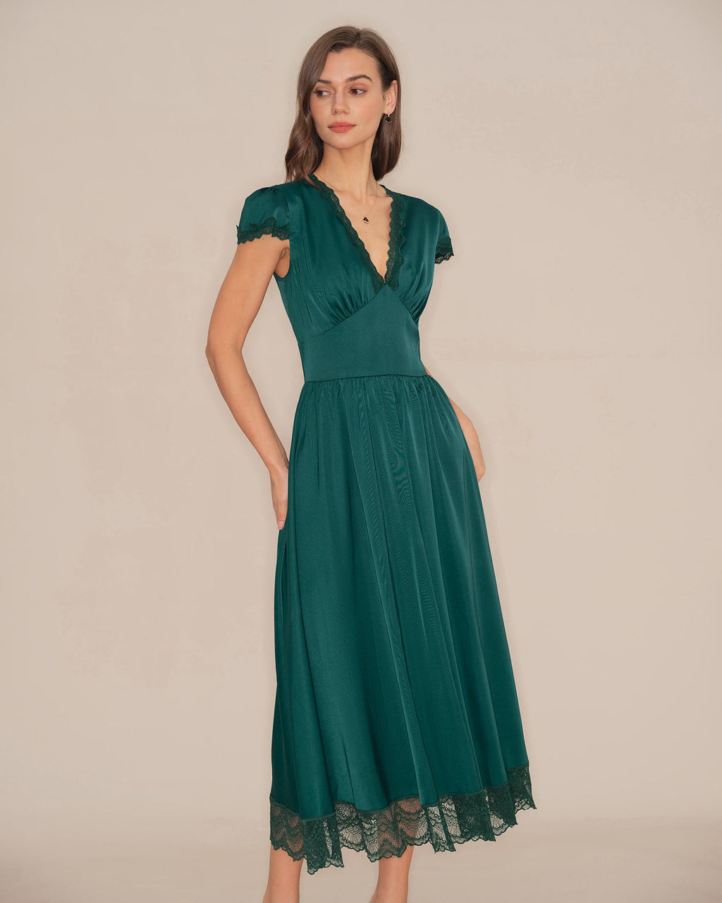 Vestido largo verde con encaje y cuello en V