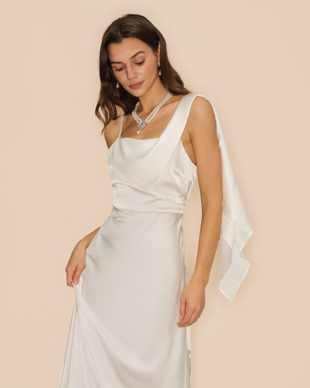 Vestido largo de raso con escote cuadrado color blanco roto