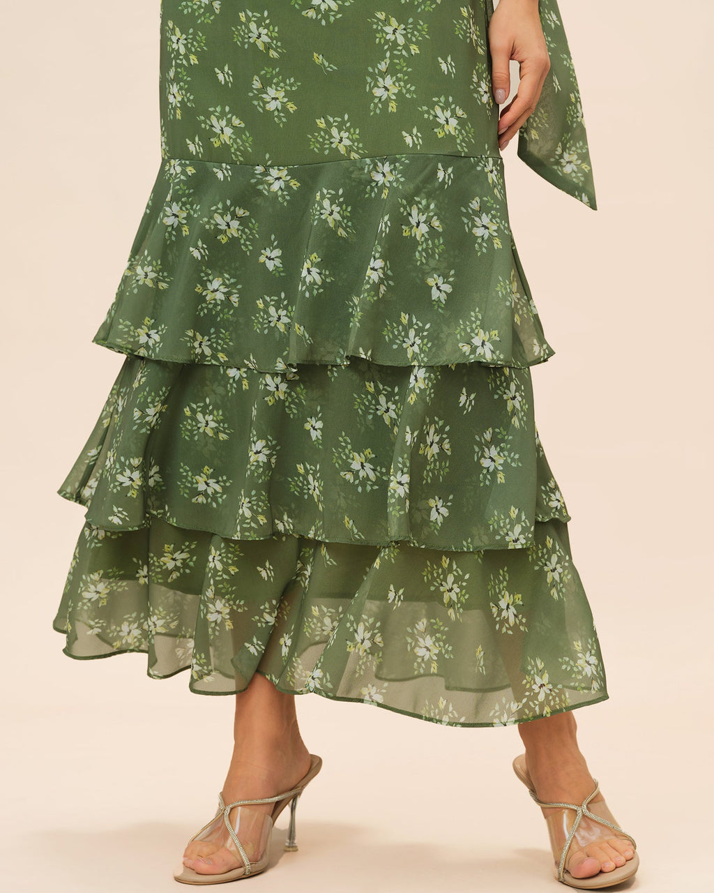 Vestido maxi verde con cuello en V y volantes florales