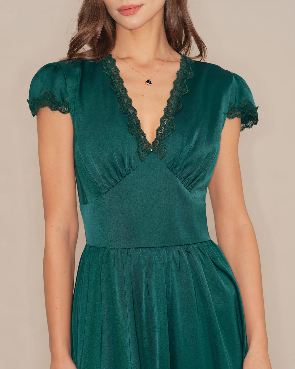 Vestido largo verde con encaje y cuello en V