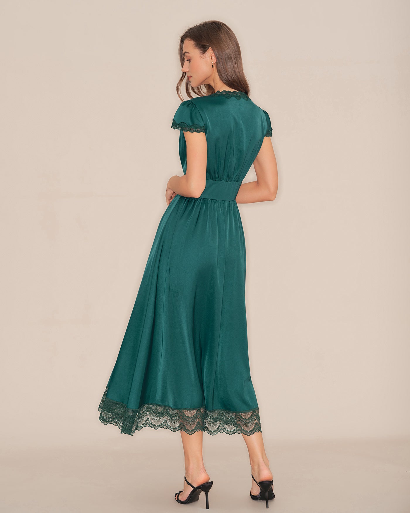 Vestido largo verde con encaje y cuello en V