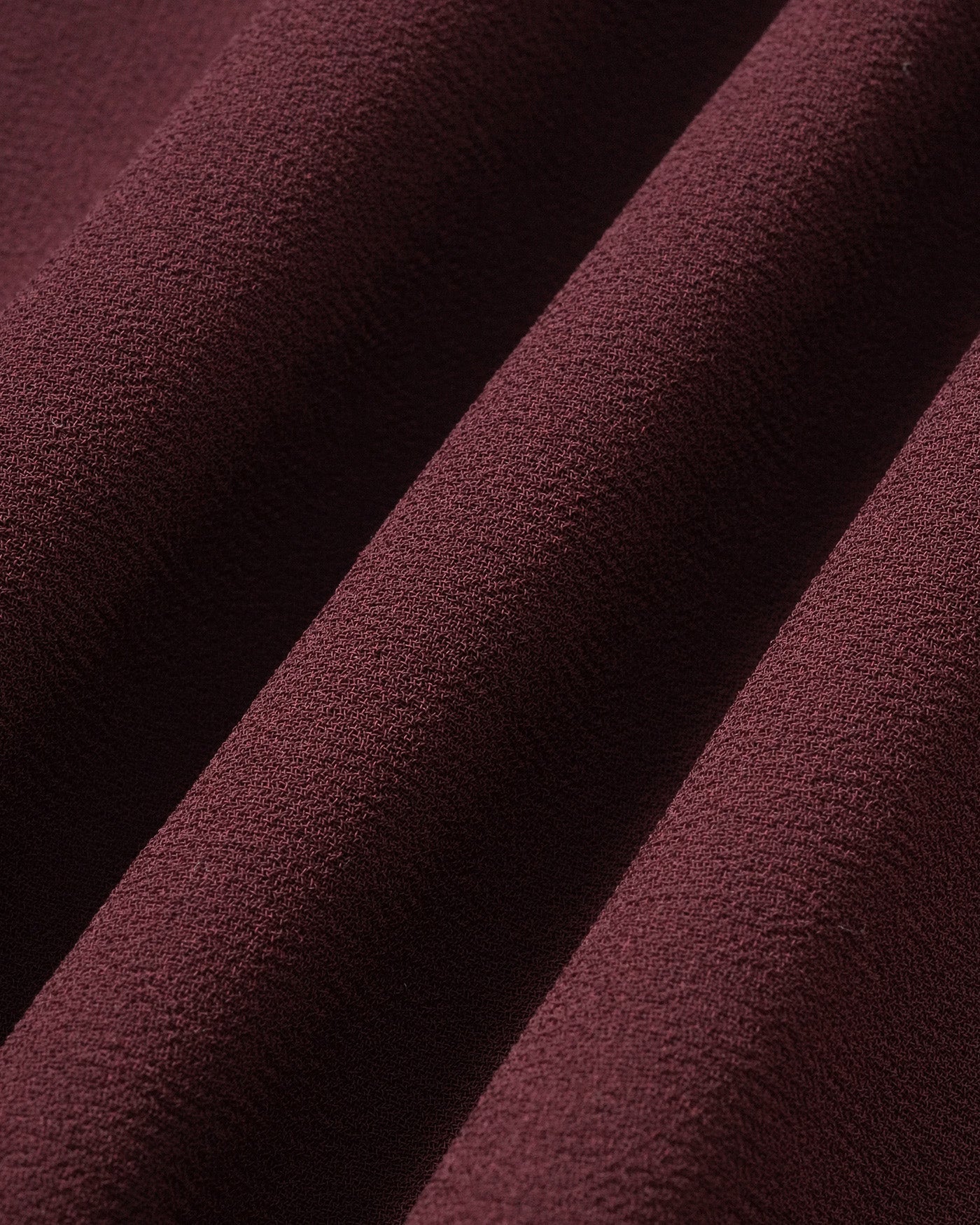 Vestido largo de satén fruncido color rojo vino
