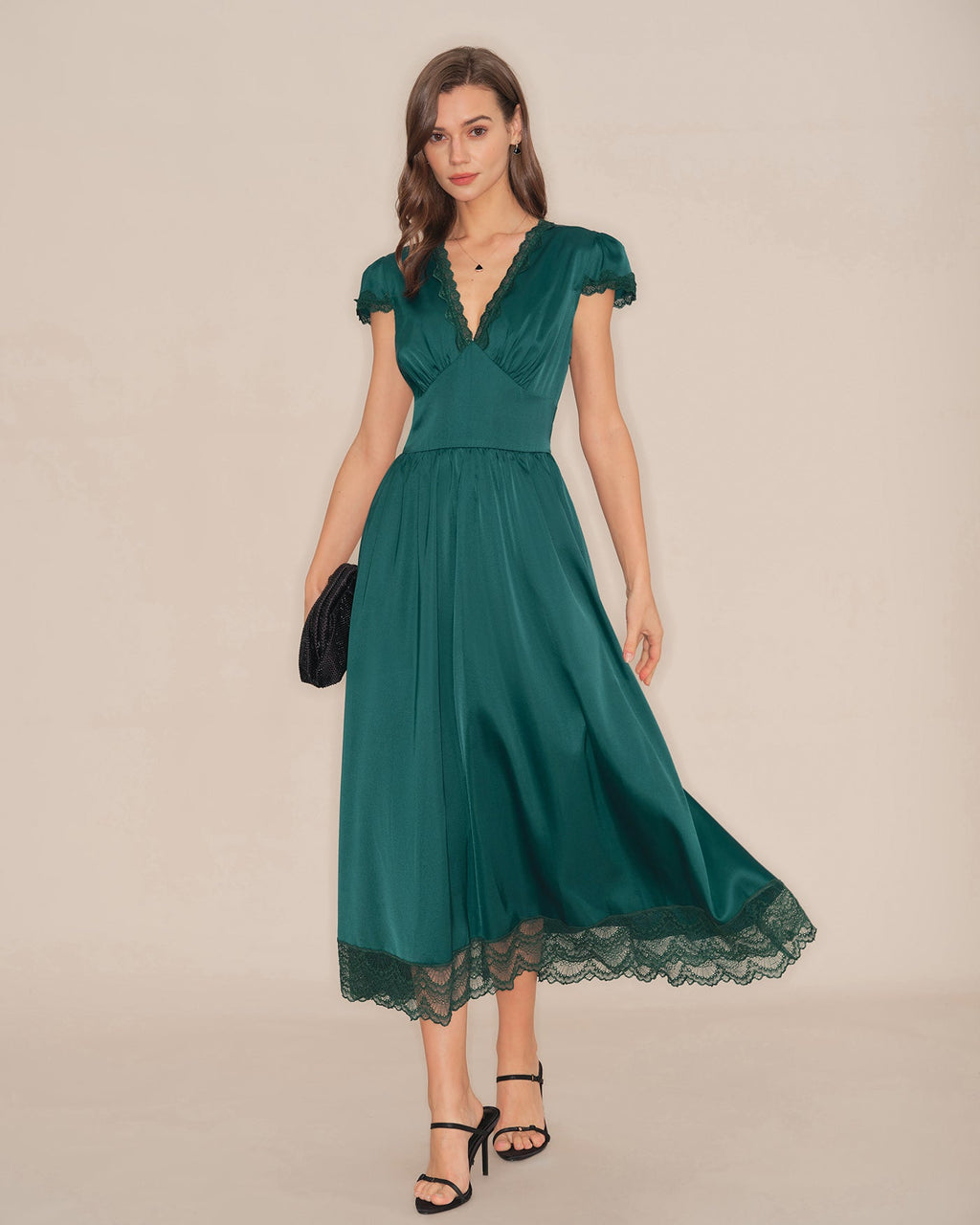 Vestido largo verde con encaje y cuello en V