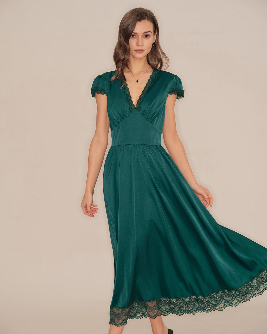 Vestido largo verde con encaje y cuello en V