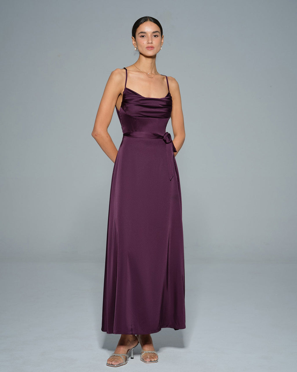 Vestido maxi de satén con cuello vuelto morado