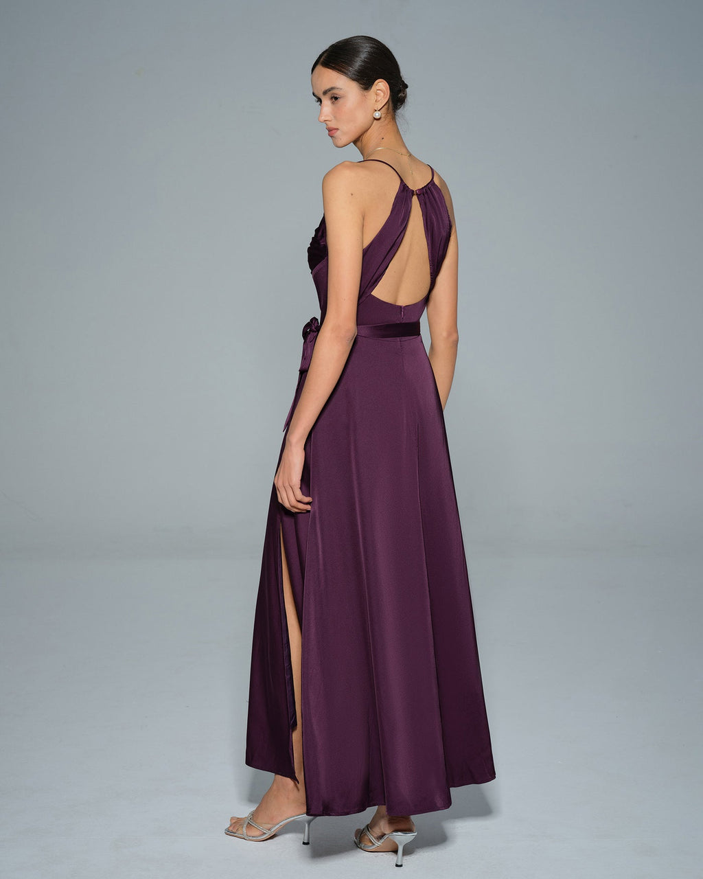 Vestido maxi de satén con cuello vuelto morado