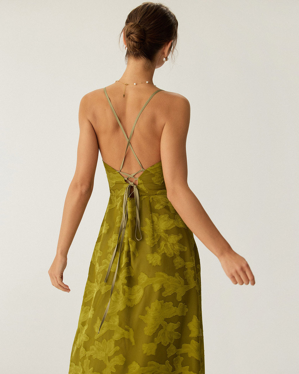 Vestido maxi lencero verde floral sin espalda con fruncido