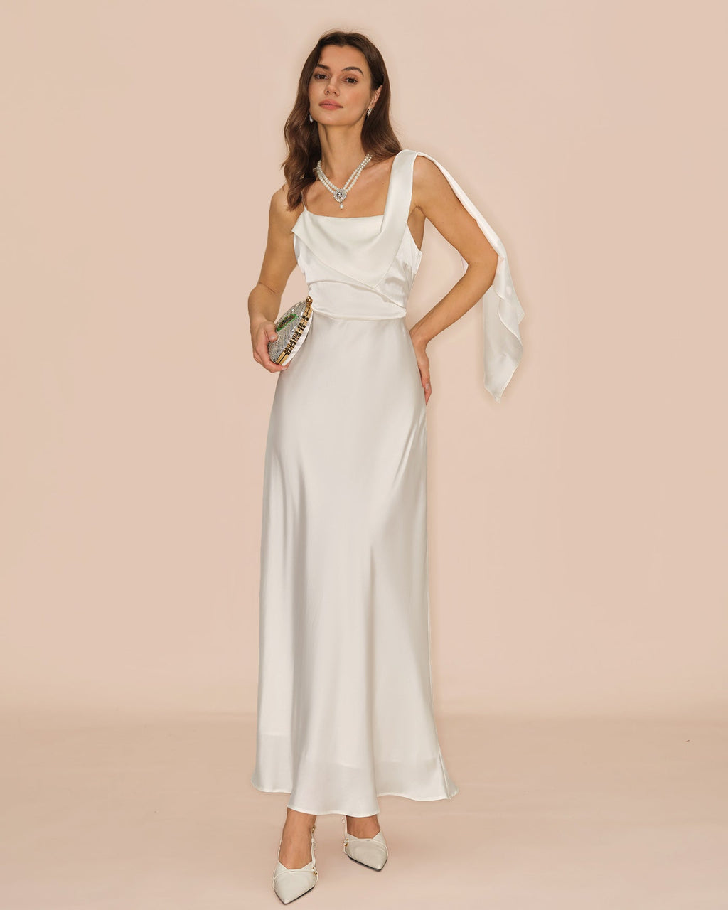 Vestido largo de raso con escote cuadrado color blanco roto