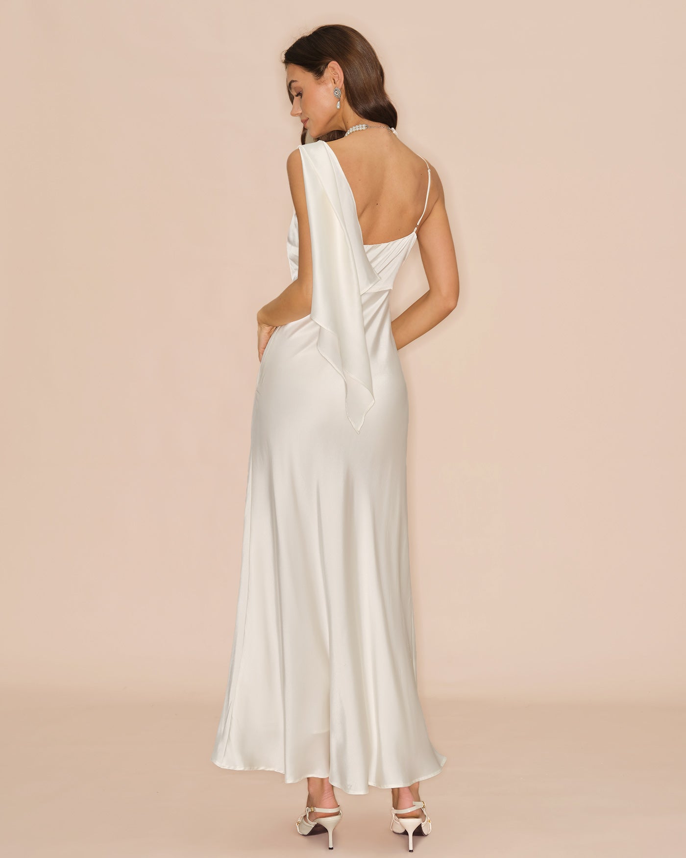 Vestido largo de raso con escote cuadrado color blanco roto