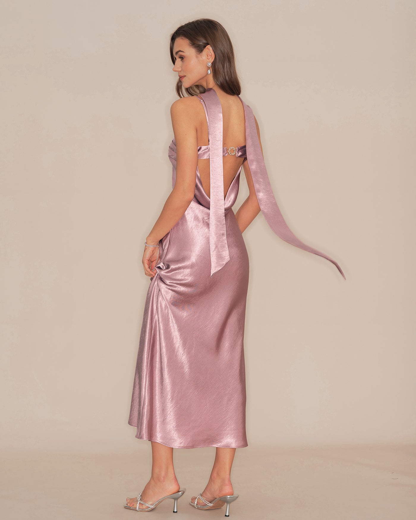 Vestido maxi de satén sirena rosa