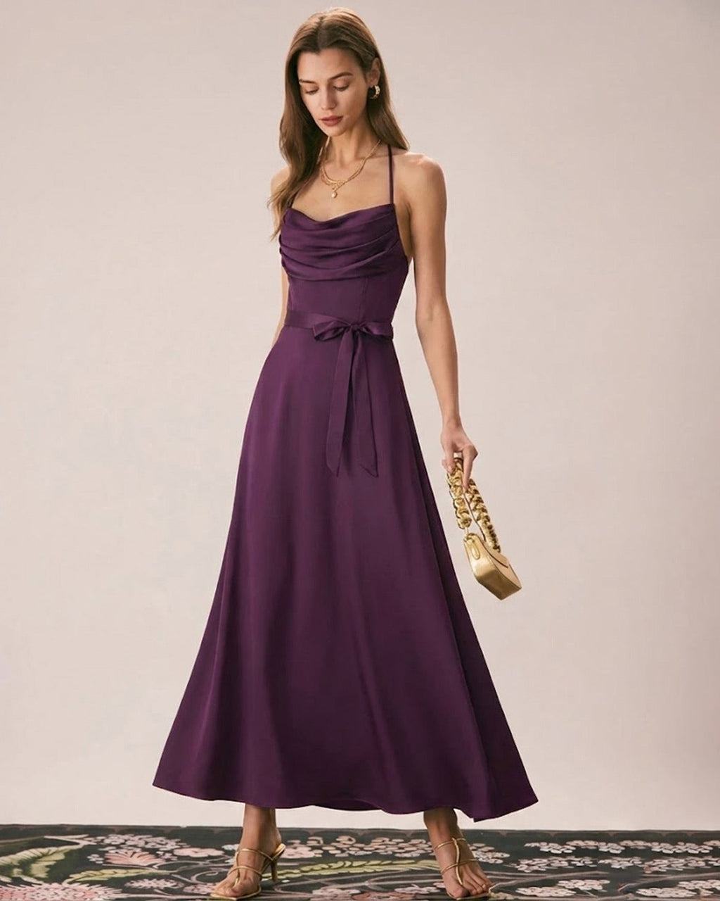 Vestido maxi de satén con cuello vuelto morado