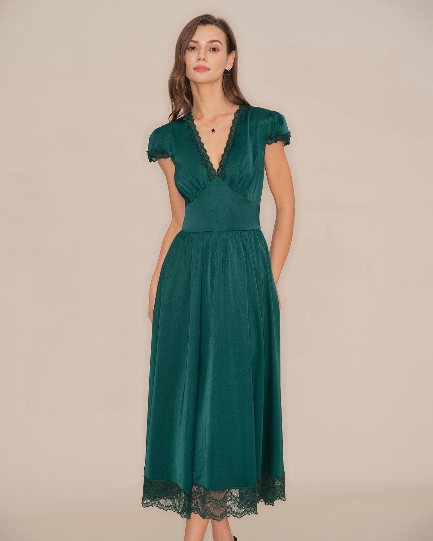 Vestido largo verde con encaje y cuello en V