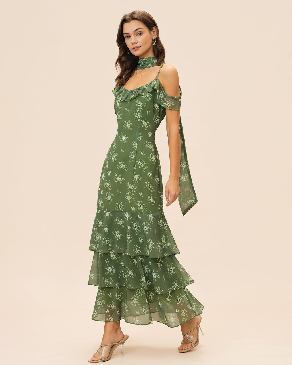 Vestido maxi verde con cuello en V y volantes florales