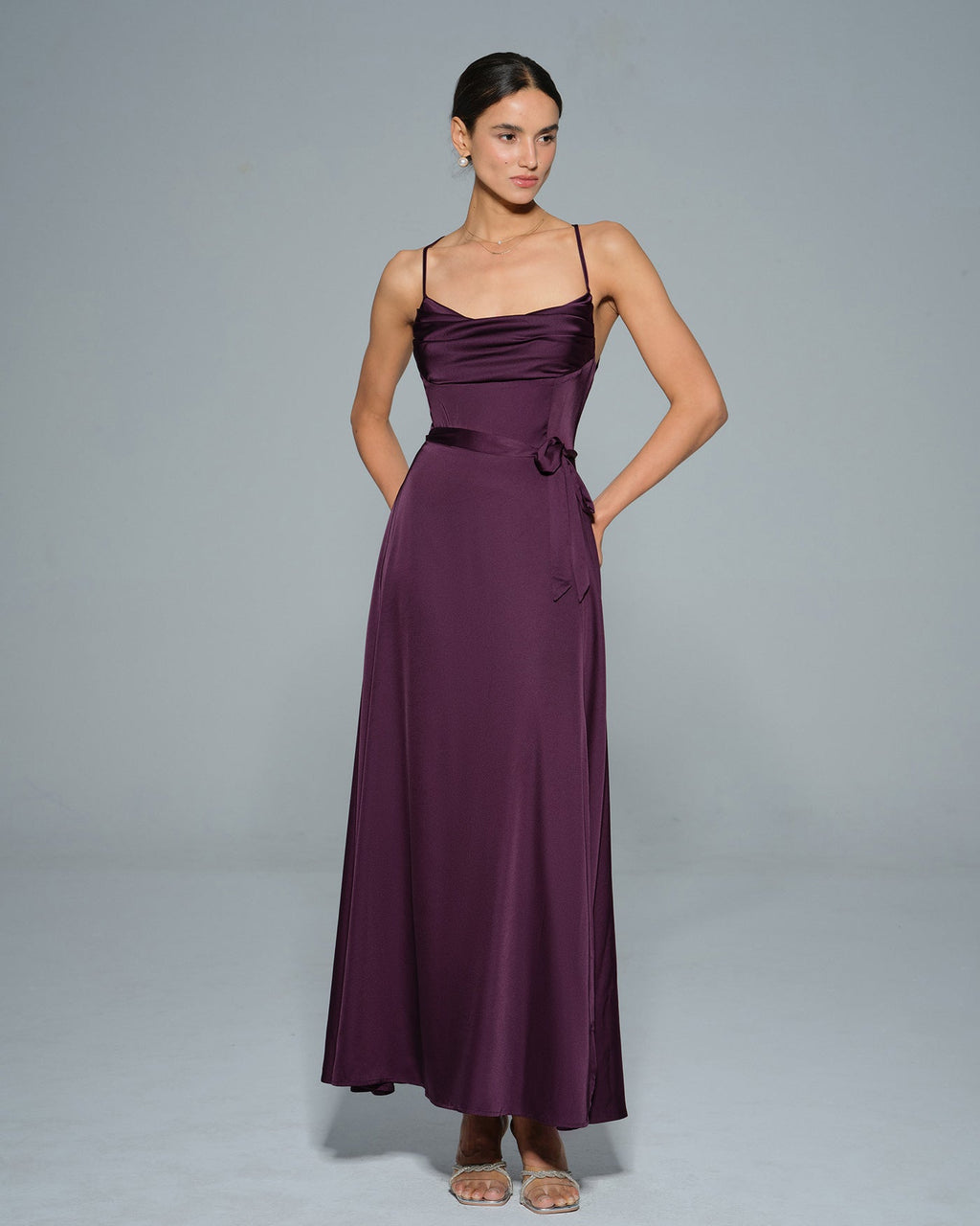 Vestido maxi de satén con cuello vuelto morado