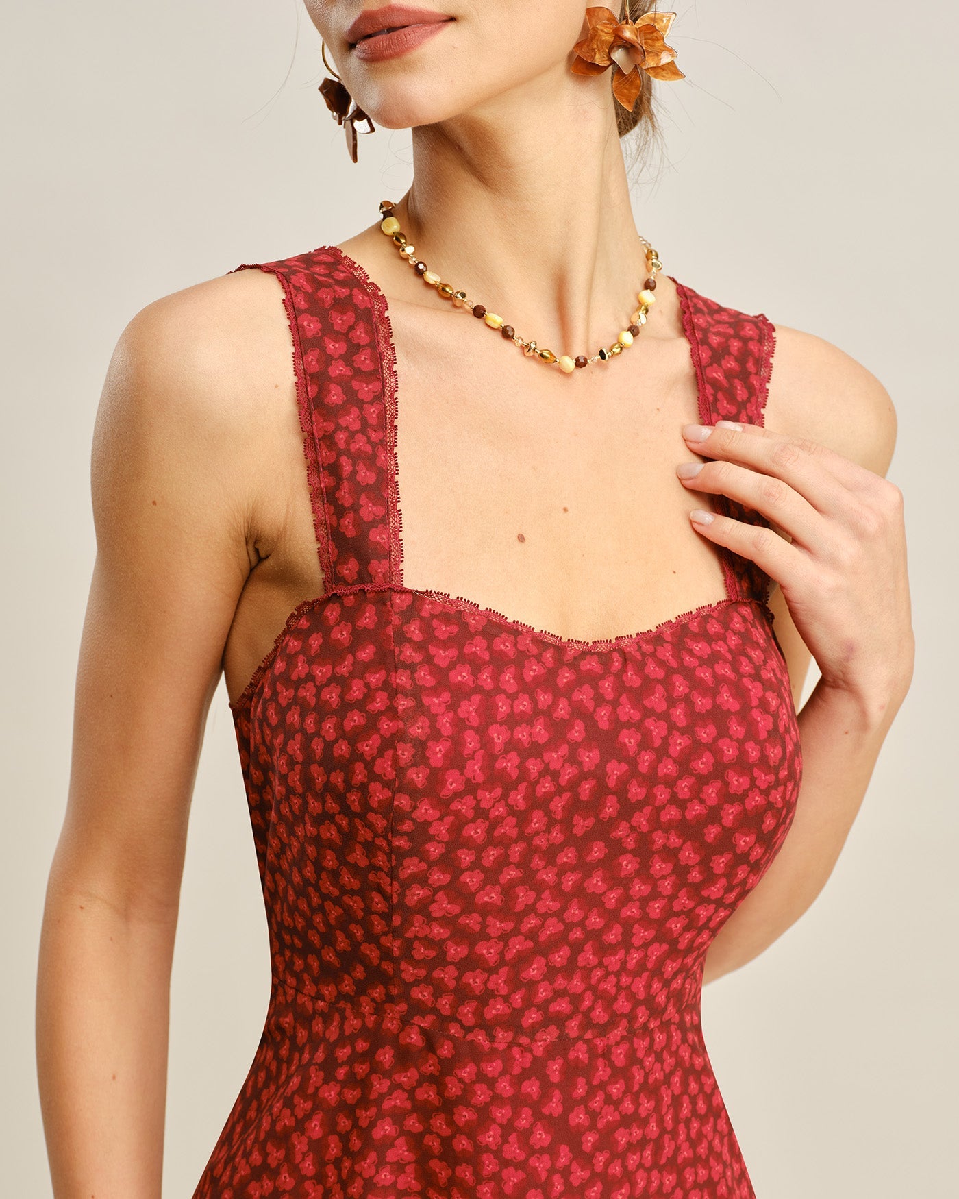 Vestido midi floral rojo con escote corazón
