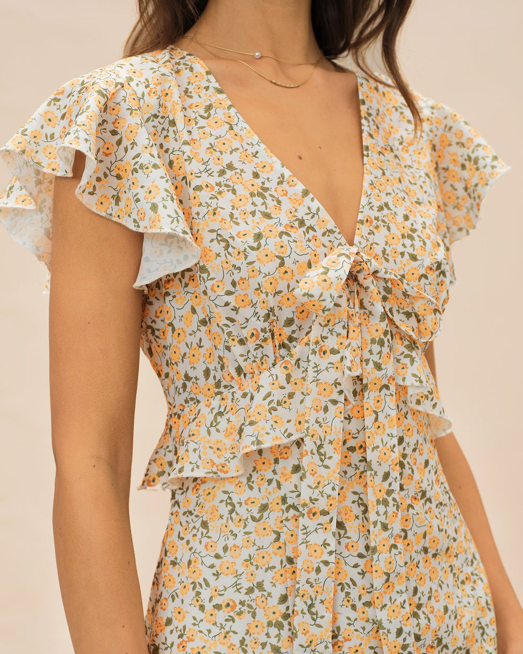 Vestido Midi Amarillo con Cuello en V y Volantes Florales