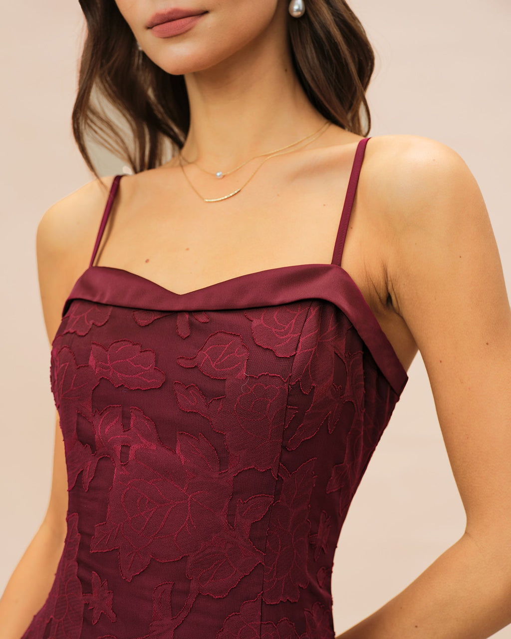 Vestido midi lencero jacquard con escote corazón y color rojo vino