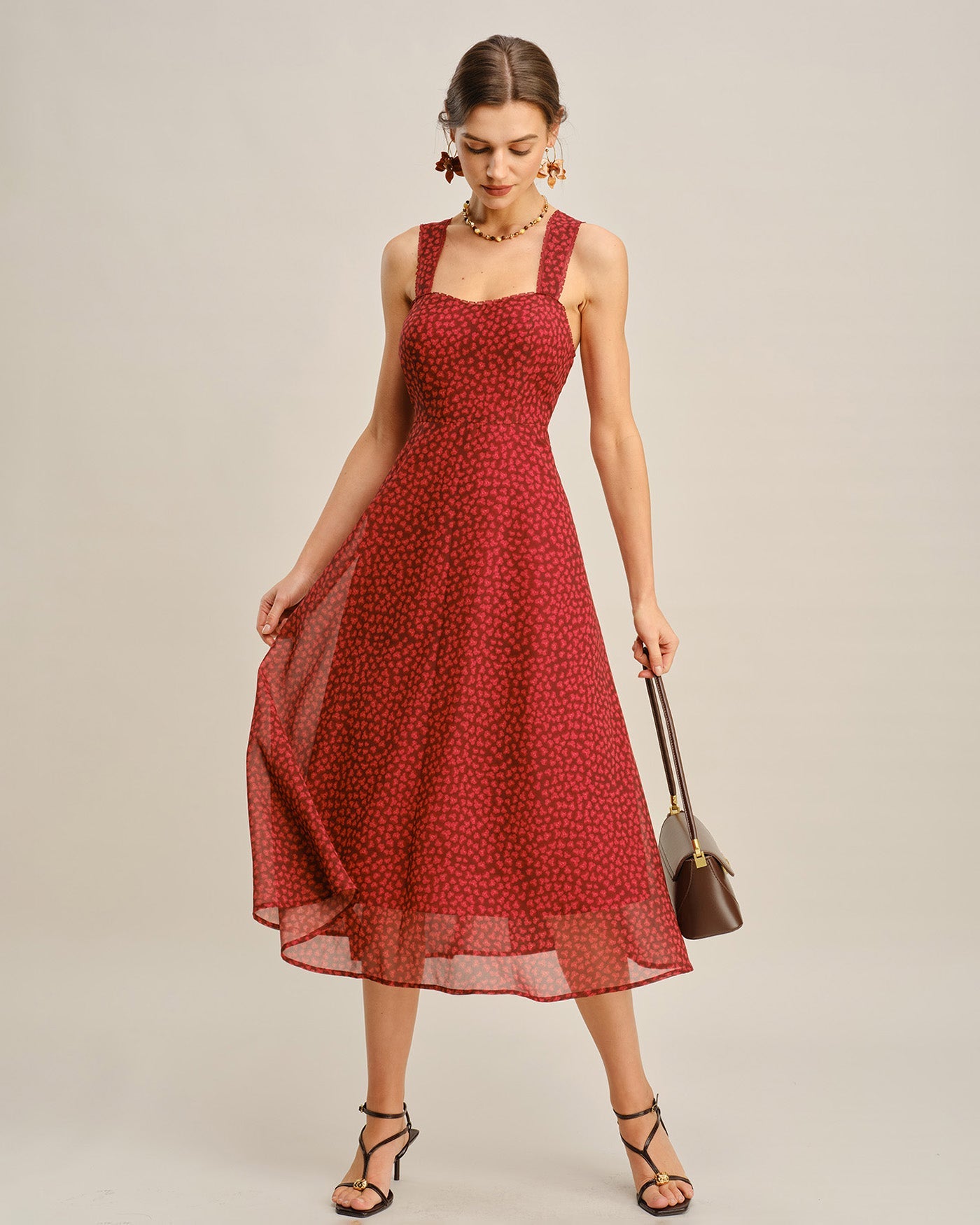 Vestido midi floral rojo con escote corazón